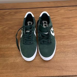 Men’s green converse 7.5 Sneakers. Never worn